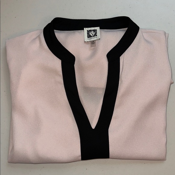 Elegant ANNE KLEIN Women's Blouse with Black Trim Size Medium. - Picture 16 of 16